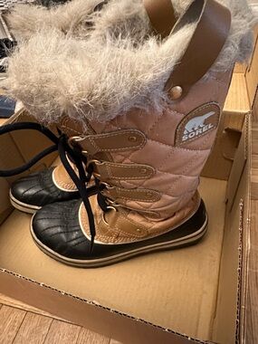 Sorel Quilted Tan and Black Tofino Cate Faux-Fur Snow Boots sz 6